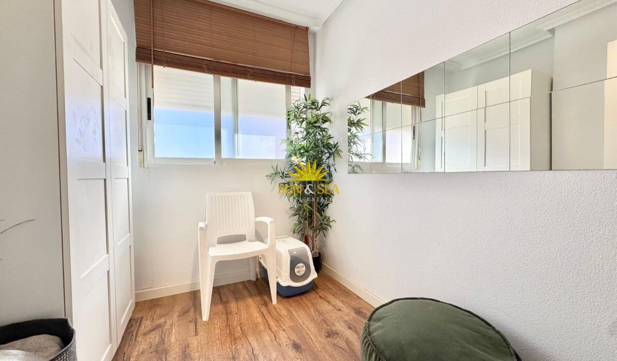 2 soveværelse Lejlighed til leje i Torrevieja med swimmingpool - € 850 (Ref: 9944851)