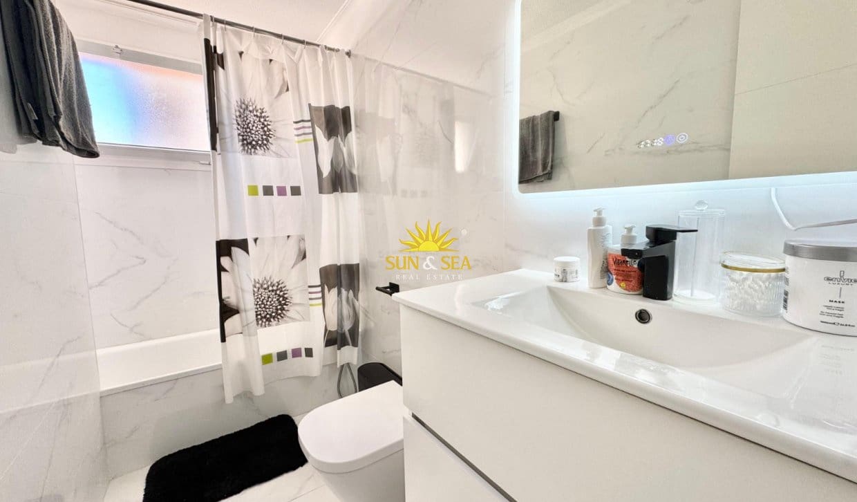 2 soveværelse Lejlighed til leje i Torrevieja med swimmingpool - € 850 (Ref: 9944851)
