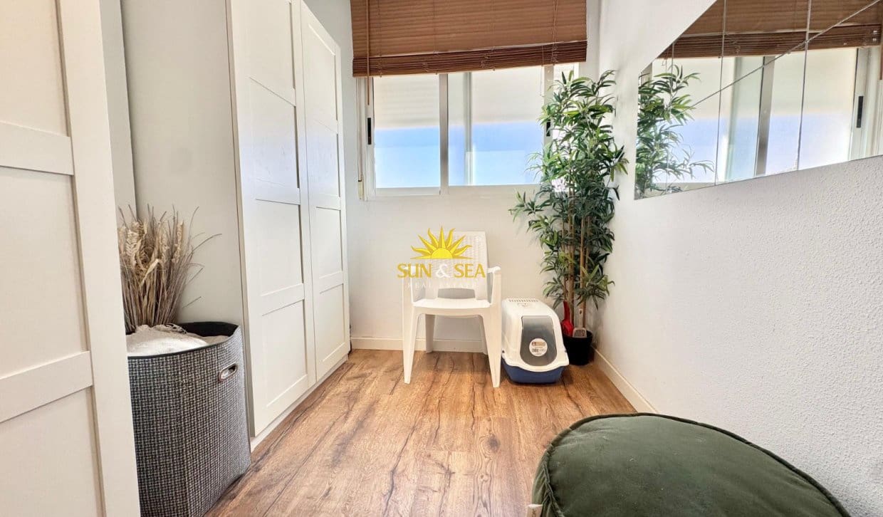 2 soveværelse Lejlighed til leje i Torrevieja med swimmingpool - € 850 (Ref: 9944851)