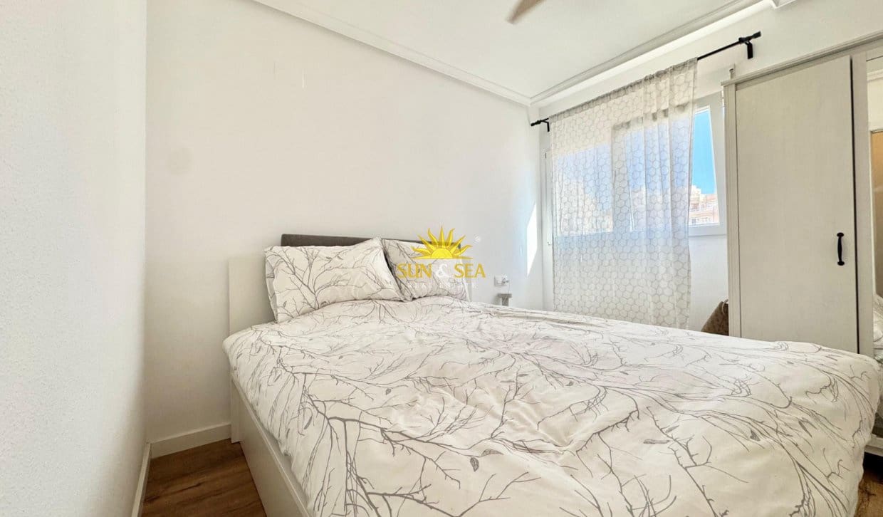 2 soveværelse Lejlighed til leje i Torrevieja med swimmingpool - € 850 (Ref: 9944851)