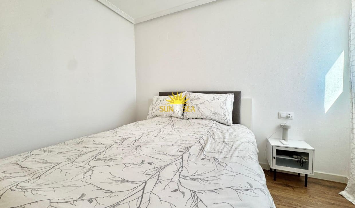 2 soveværelse Lejlighed til leje i Torrevieja med swimmingpool - € 850 (Ref: 9944851)