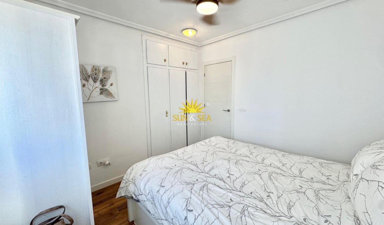 2 soveværelse Lejlighed til leje i Torrevieja med swimmingpool - € 850 (Ref: 9944851)