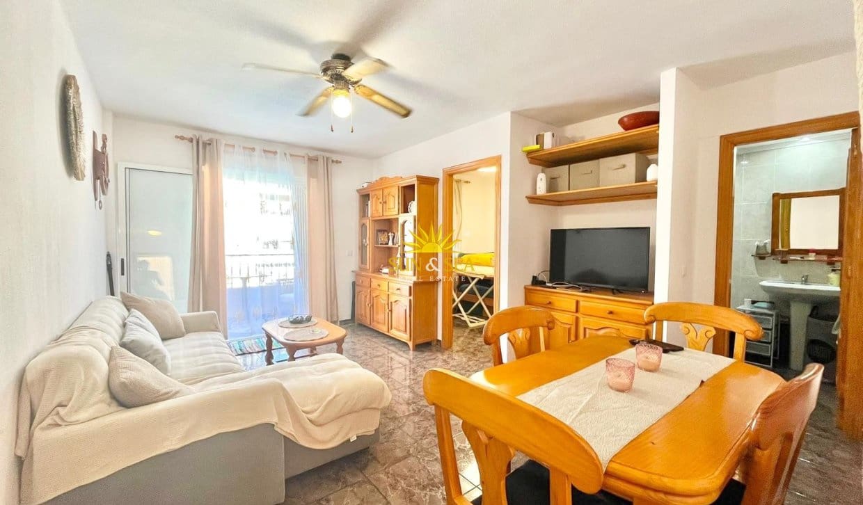 2 Zimmer Ferienapartment in Torrevieja mit Pool Garage - 900 € (Ref: 9946046)