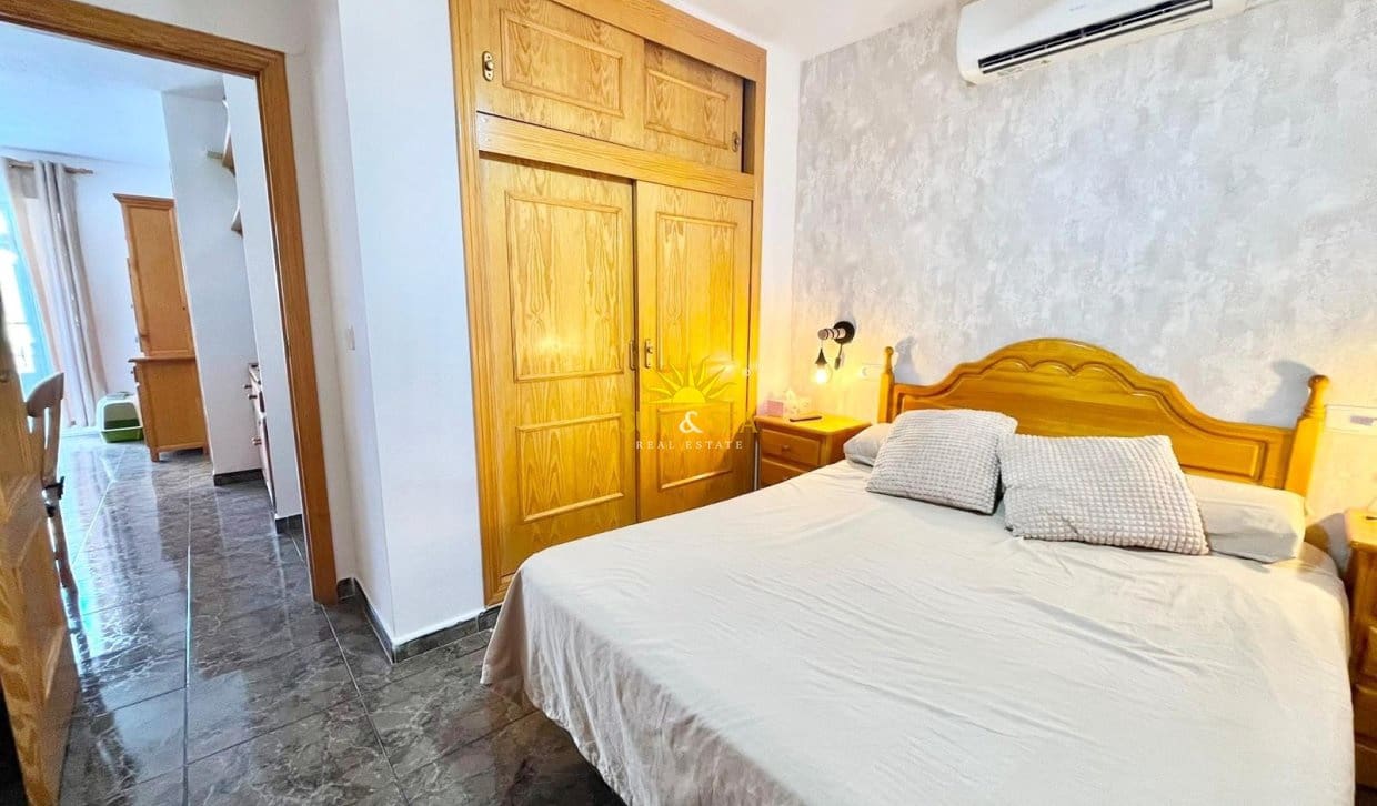 2 Zimmer Ferienapartment in Torrevieja mit Pool Garage - 900 € (Ref: 9946046)