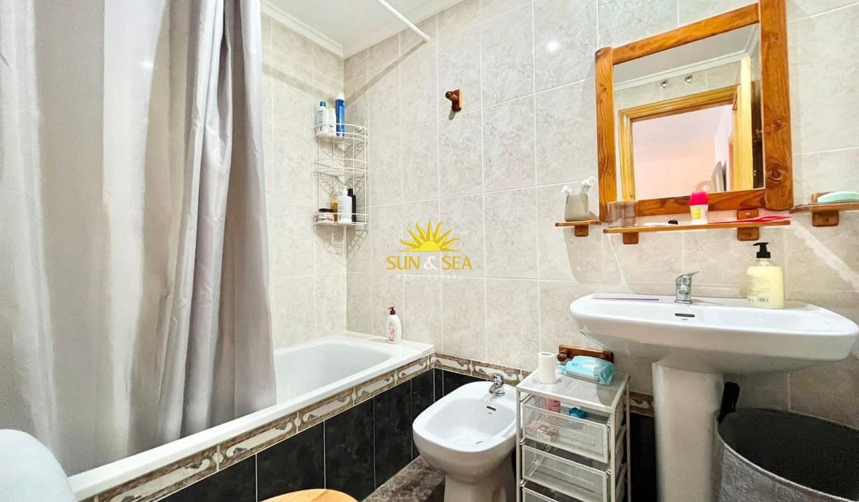 2 Zimmer Ferienapartment in Torrevieja mit Pool Garage - 900 € (Ref: 9946046)