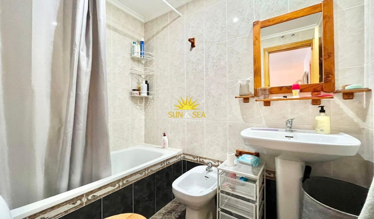 2 Zimmer Ferienapartment in Torrevieja mit Pool Garage - 900 € (Ref: 9946046)