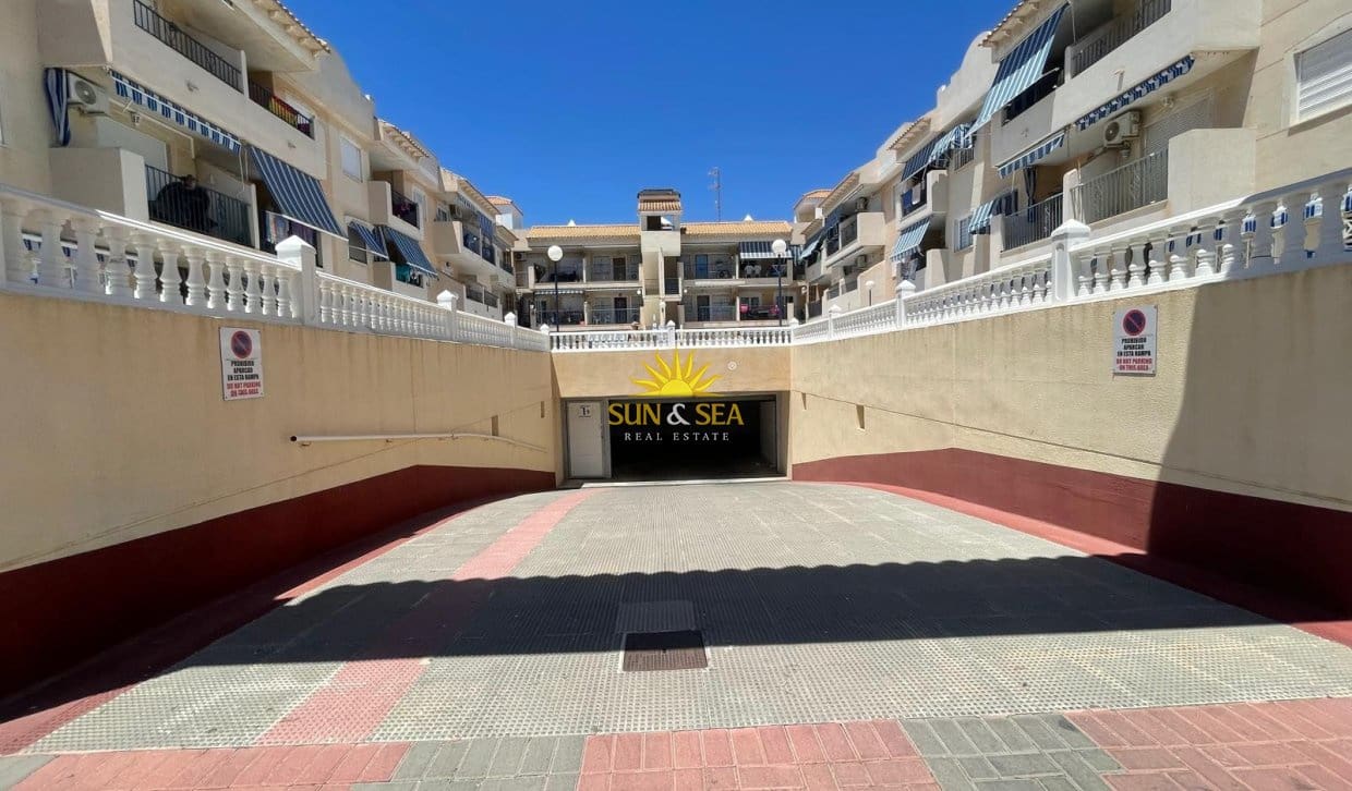 2 Zimmer Ferienapartment in Torrevieja mit Pool Garage - 900 € (Ref: 9946046)