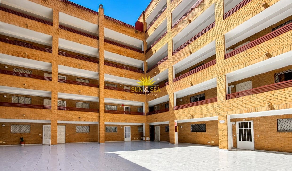 1 sypialnia Apartament na sprzedaż w Torrevieja z basenem - 93 900 € (Ref: 9946614)