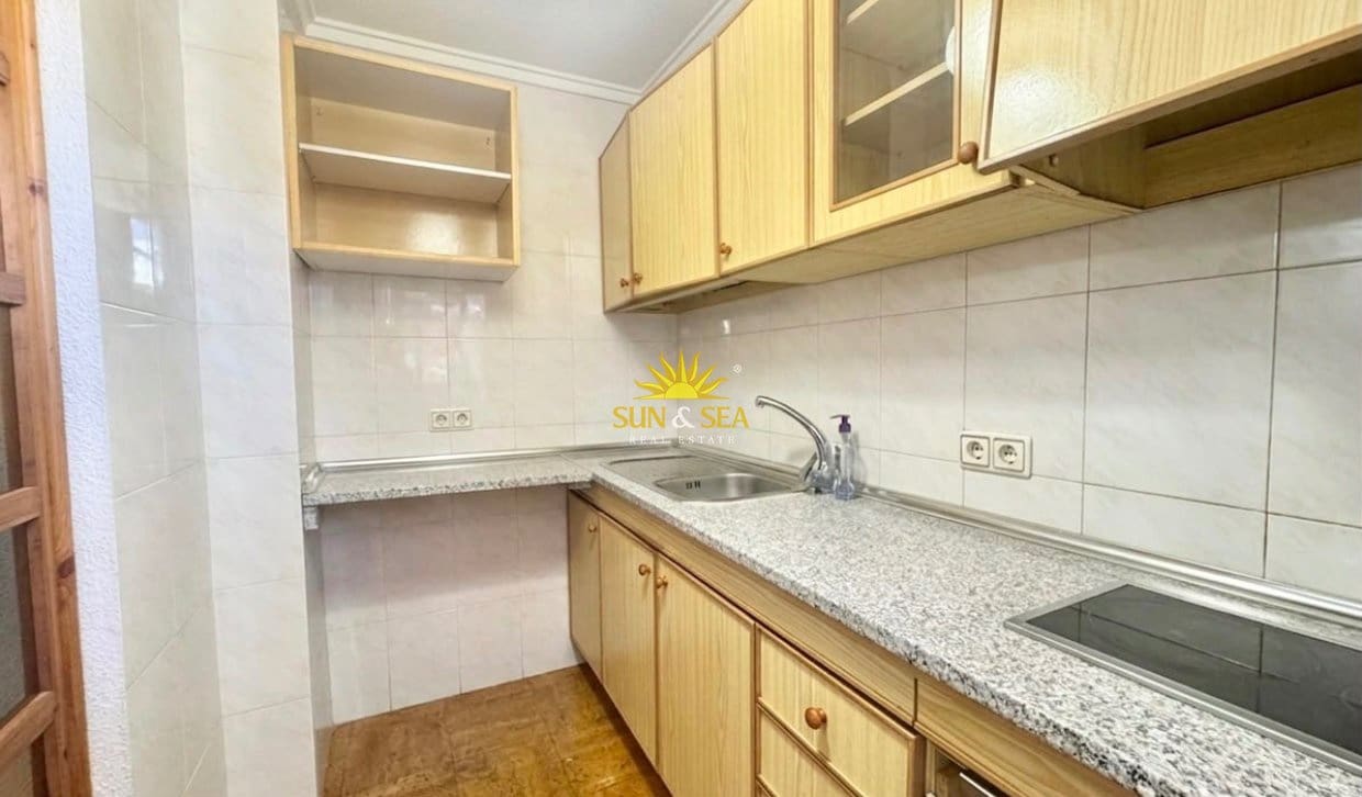 1 slaapkamer Appartement te huur in Torrevieja met zwembad - € 700 (Ref: 9946615)