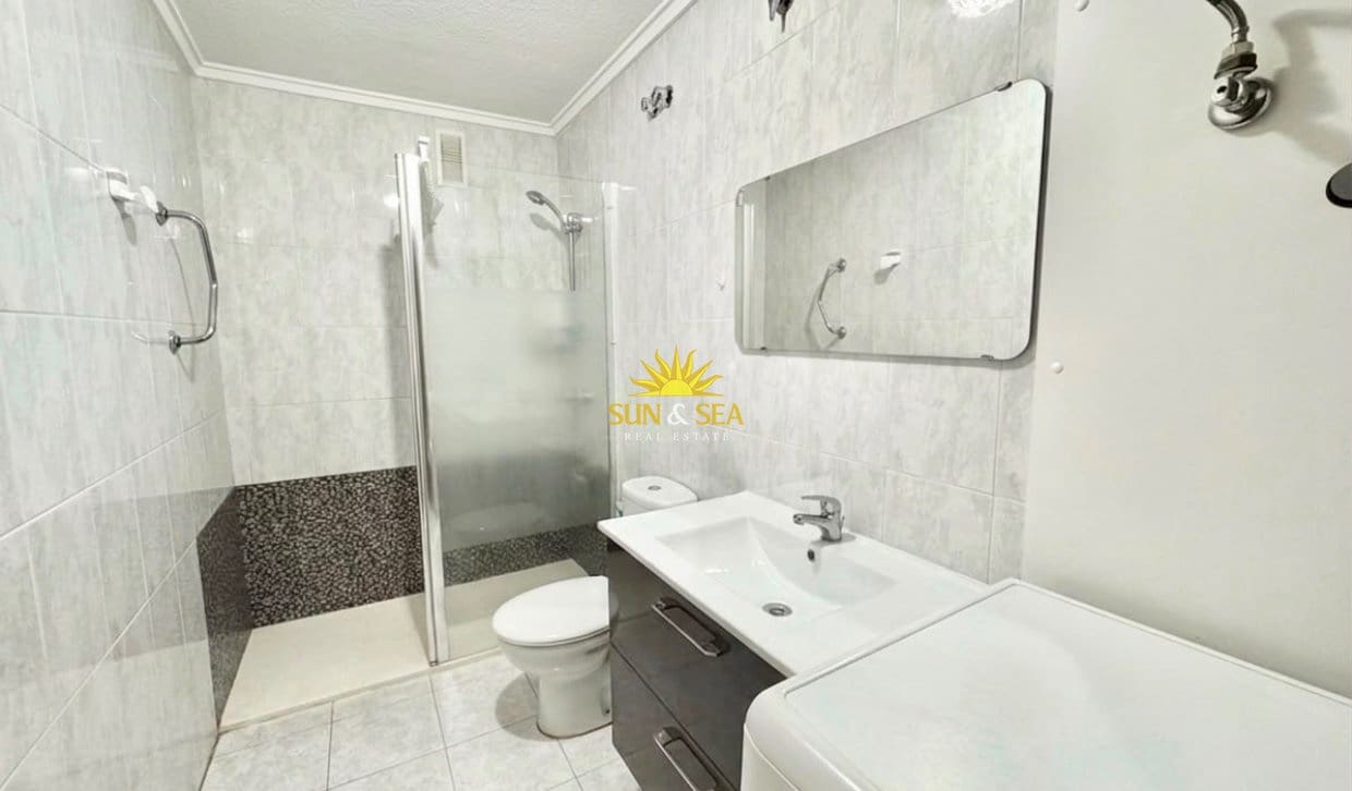 1 slaapkamer Appartement te huur in Torrevieja met zwembad - € 700 (Ref: 9946615)