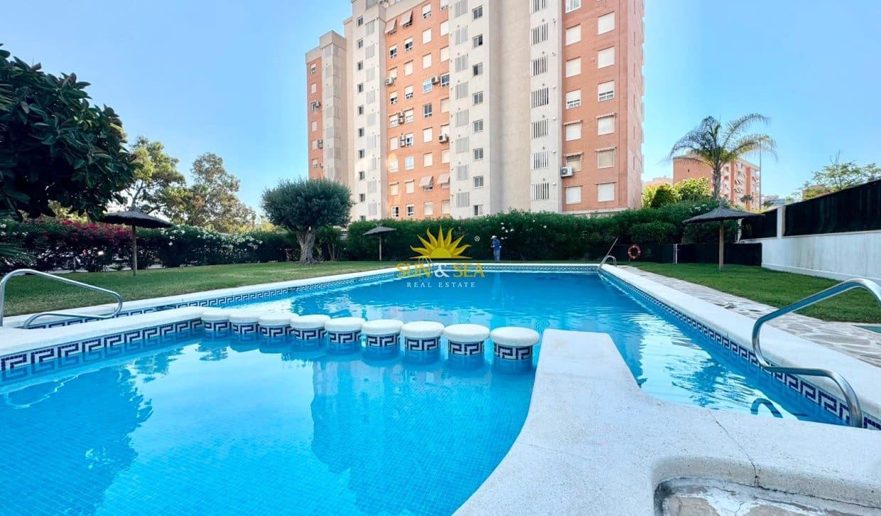 2 bedroom Apartment for holiday rental in Alicante / Alacant city with pool - € 1,300 (Ref: 9948572)