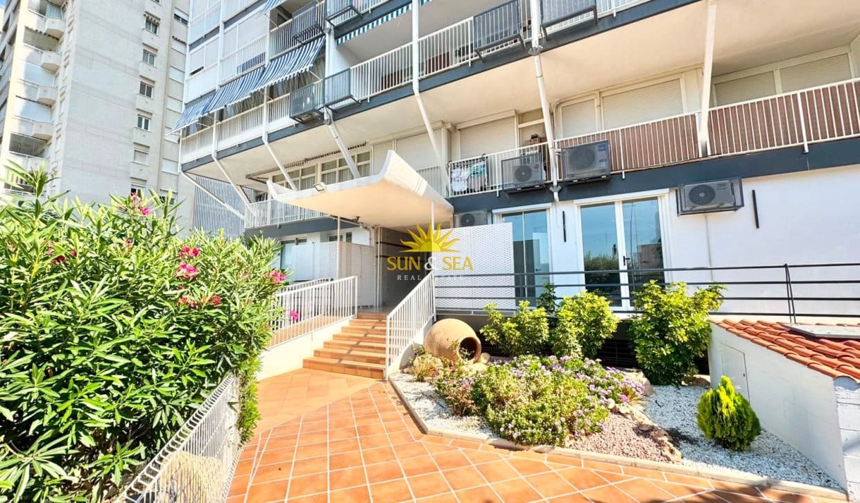 2 bedroom Apartment for holiday rental in Alicante / Alacant city with pool - € 1,300 (Ref: 9948572)