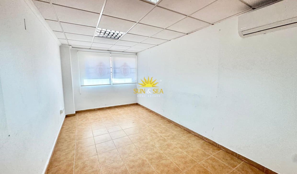Local Comercial de 2 habitaciones en Santa Pola en alquiler - 900 € (Ref: 9948573)