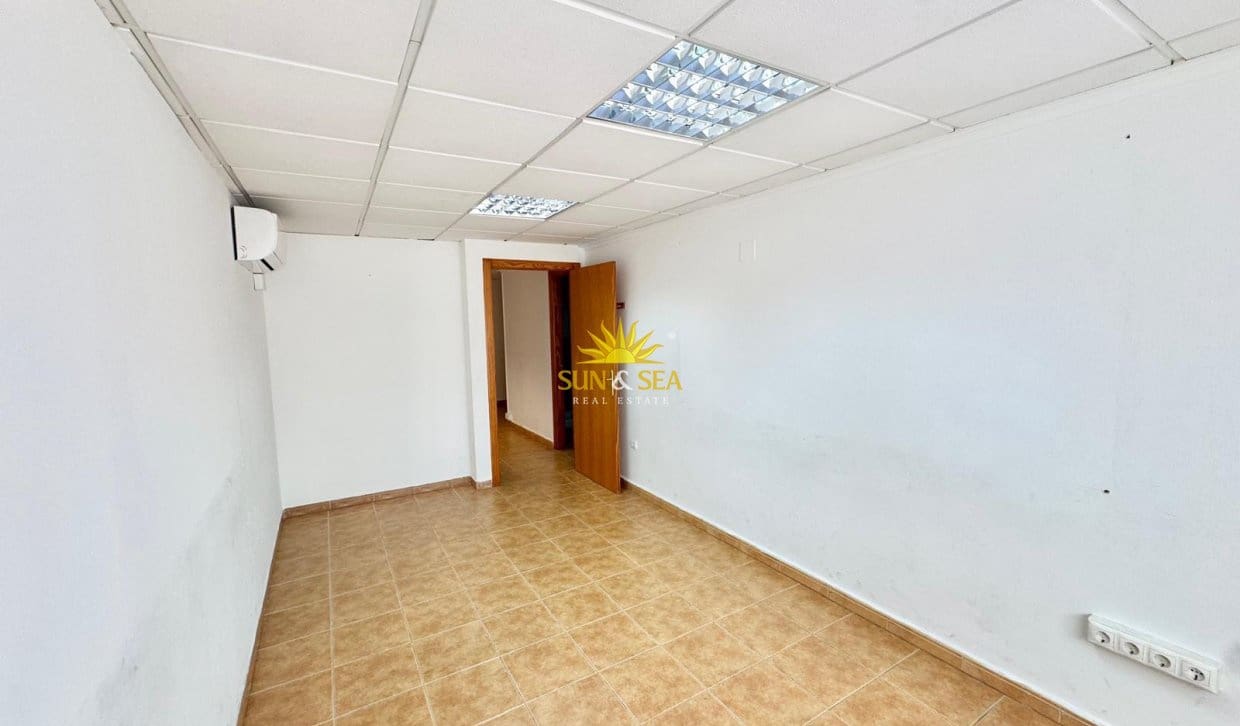 Local Comercial de 2 habitaciones en Santa Pola en alquiler - 900 € (Ref: 9948573)