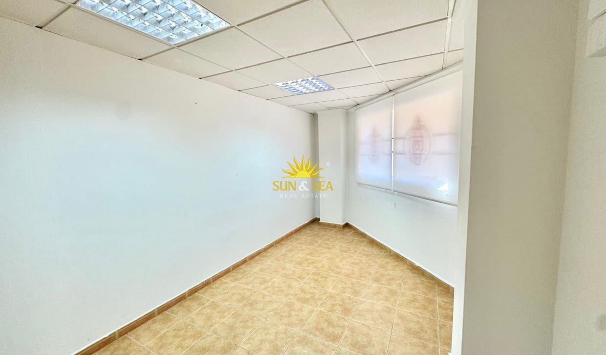 Local Comercial de 2 habitaciones en Santa Pola en alquiler - 900 € (Ref: 9948573)