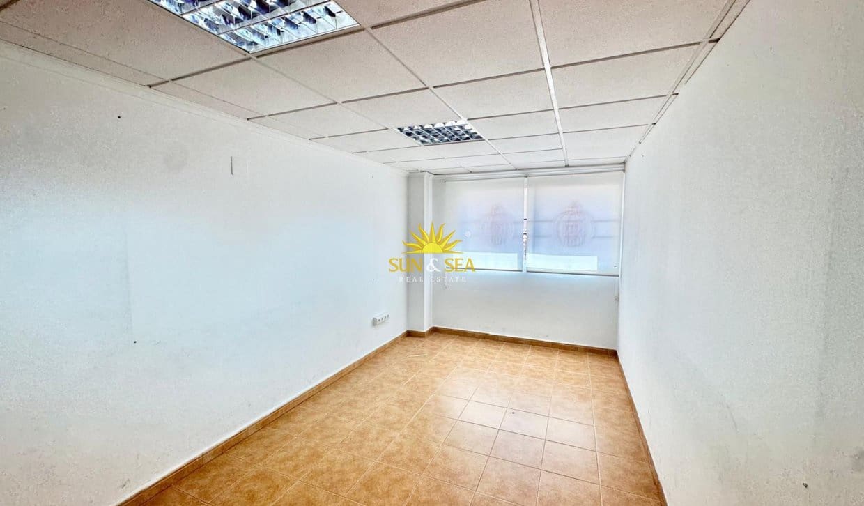 Local Comercial de 2 habitaciones en Santa Pola en alquiler - 900 € (Ref: 9948573)