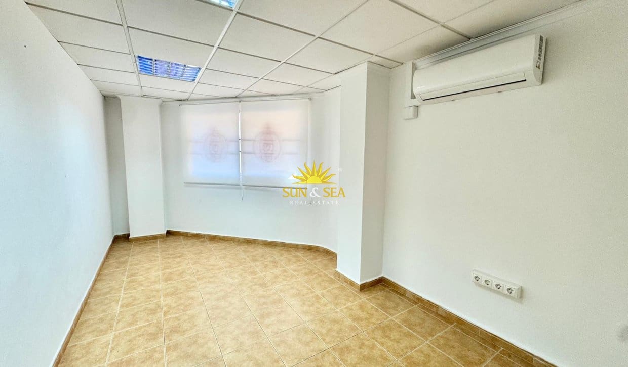 Local Comercial de 2 habitaciones en Santa Pola en alquiler - 900 € (Ref: 9948573)