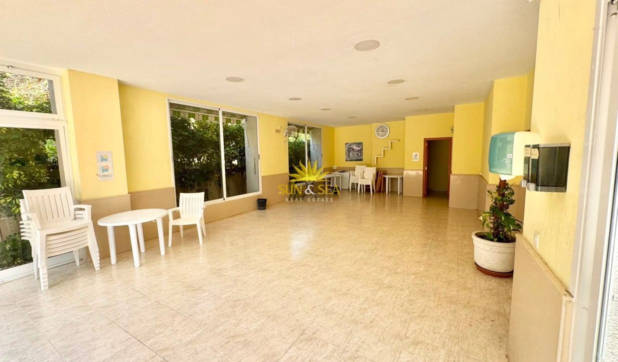 2 bedroom Apartment for holiday rental in Alicante / Alacant city with pool garage - € 1,100 (Ref: 9948686)
