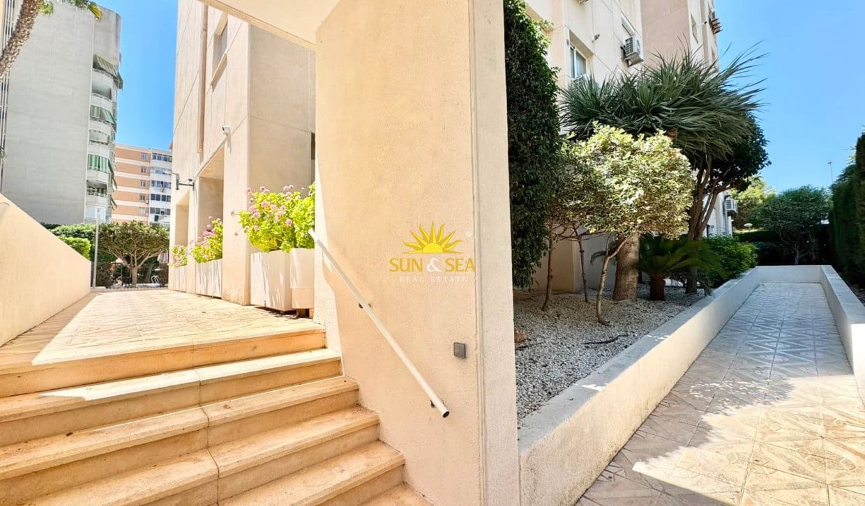 2 bedroom Apartment for holiday rental in Alicante / Alacant city with pool garage - € 1,100 (Ref: 9948686)