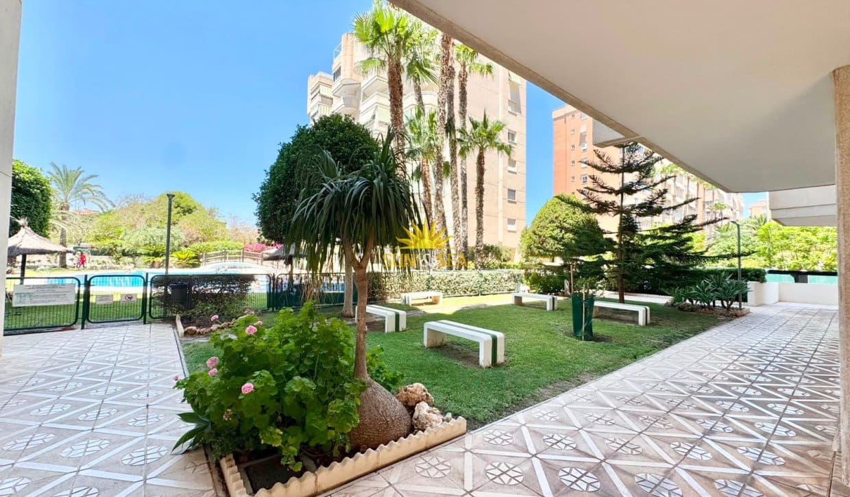 2 bedroom Apartment for holiday rental in Alicante / Alacant city with pool garage - € 1,100 (Ref: 9948686)