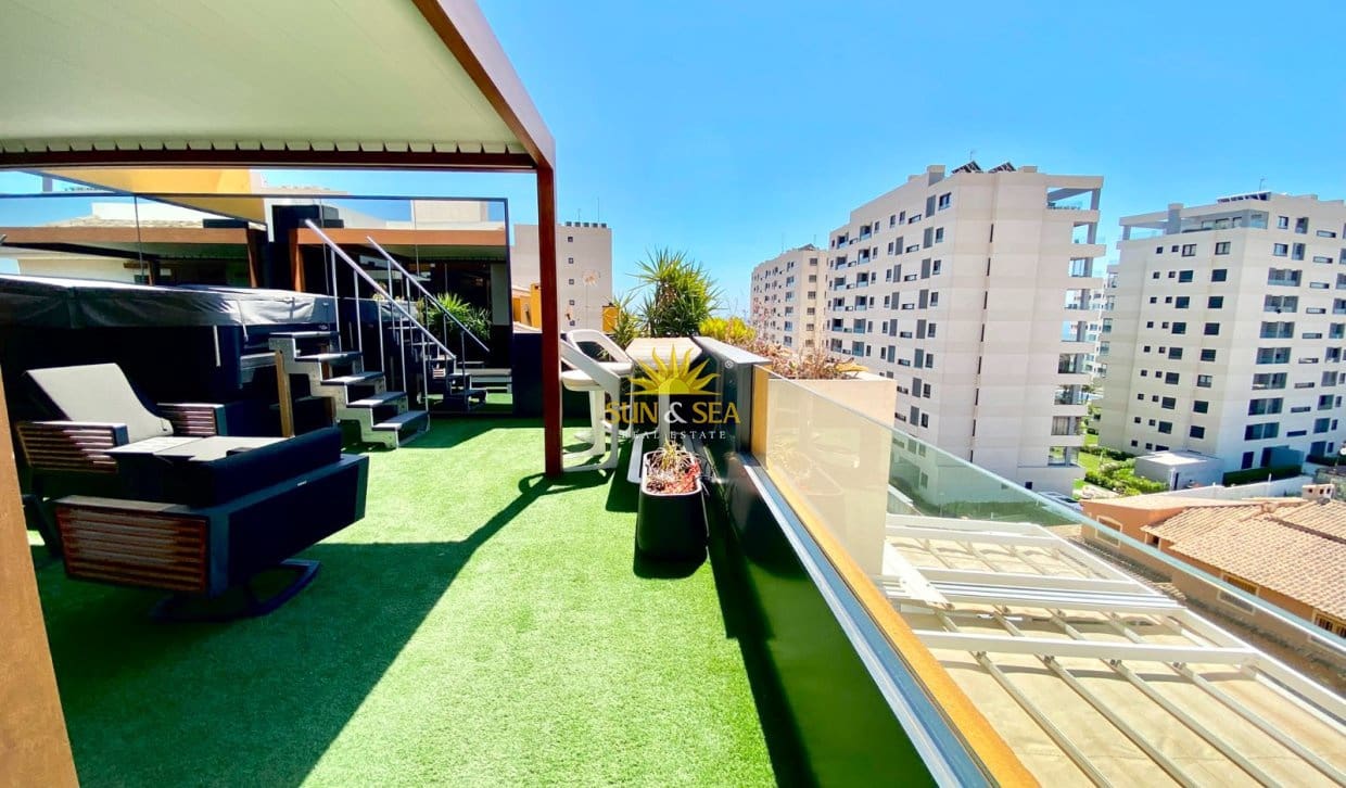 2 chambre Penthouse à vendre à Punta Prima avec piscine - 670 000 € (Ref: 9948840)