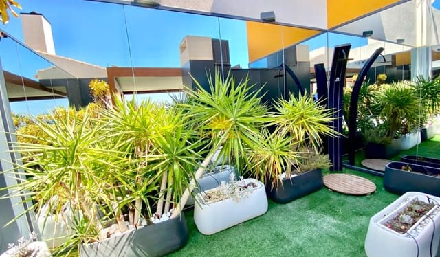 2 chambre Penthouse à vendre à Punta Prima, Torrevieja avec piscine - 670 000 € (Ref: 9948840)