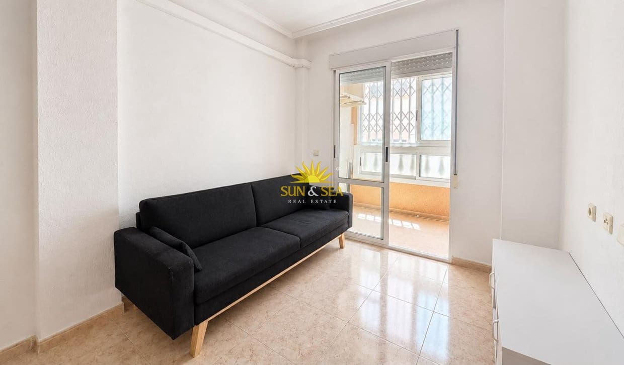2 slaapkamer Appartement te huur in Torrevieja met zwembad - € 800 (Ref: 9948842)