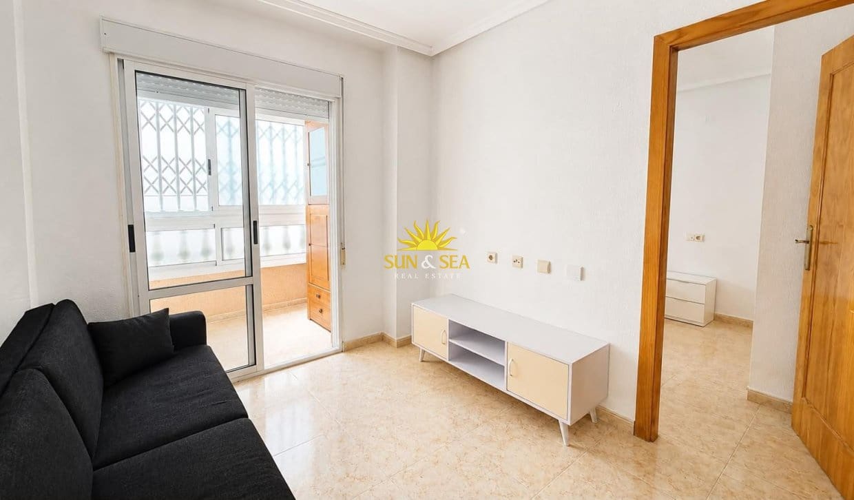 2 slaapkamer Appartement te huur in Torrevieja met zwembad - € 800 (Ref: 9948842)
