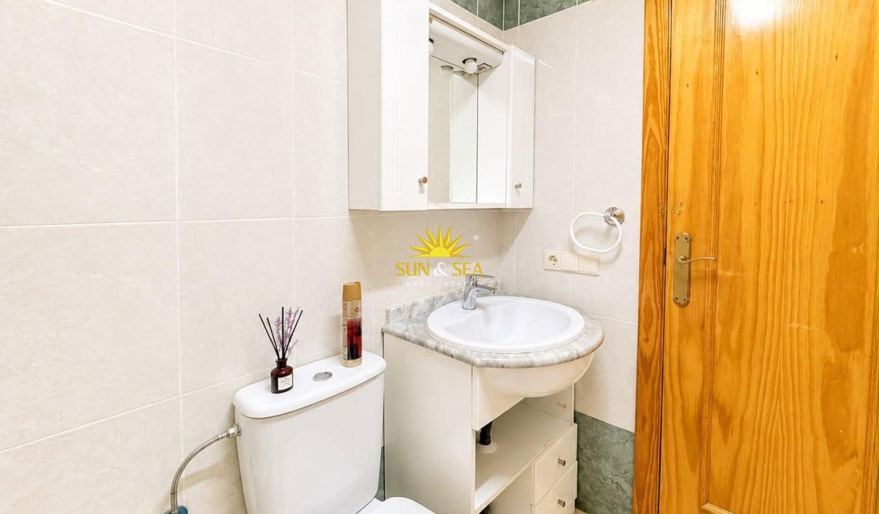 2 slaapkamer Appartement te huur in Torrevieja met zwembad - € 800 (Ref: 9948842)