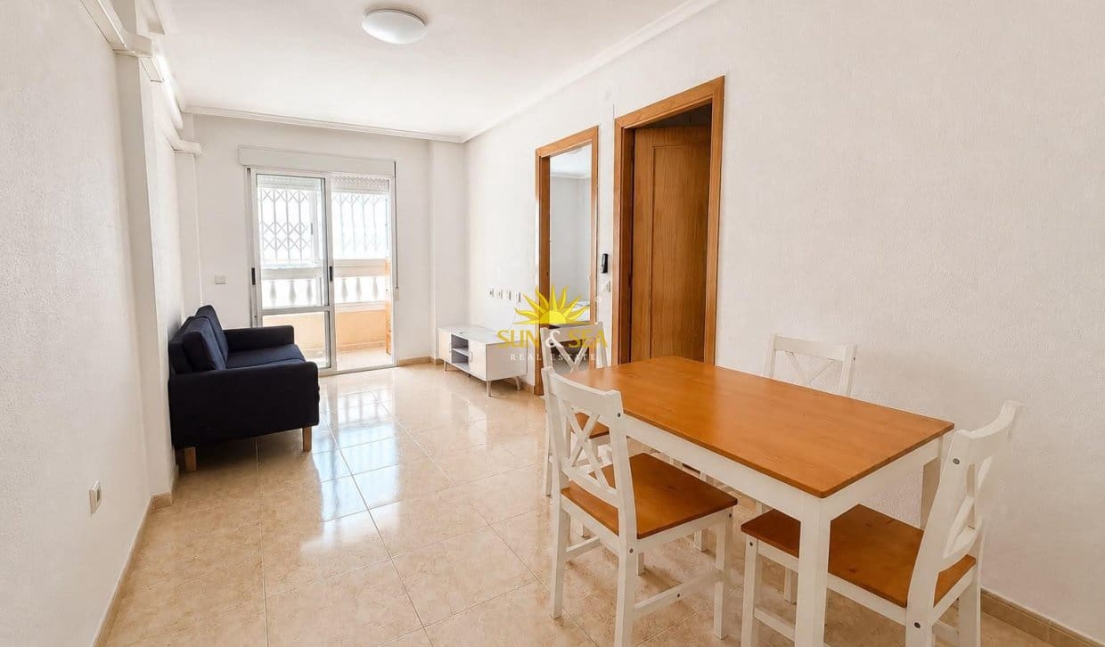 2 slaapkamer Appartement te huur in Torrevieja met zwembad - € 800 (Ref: 9948842)
