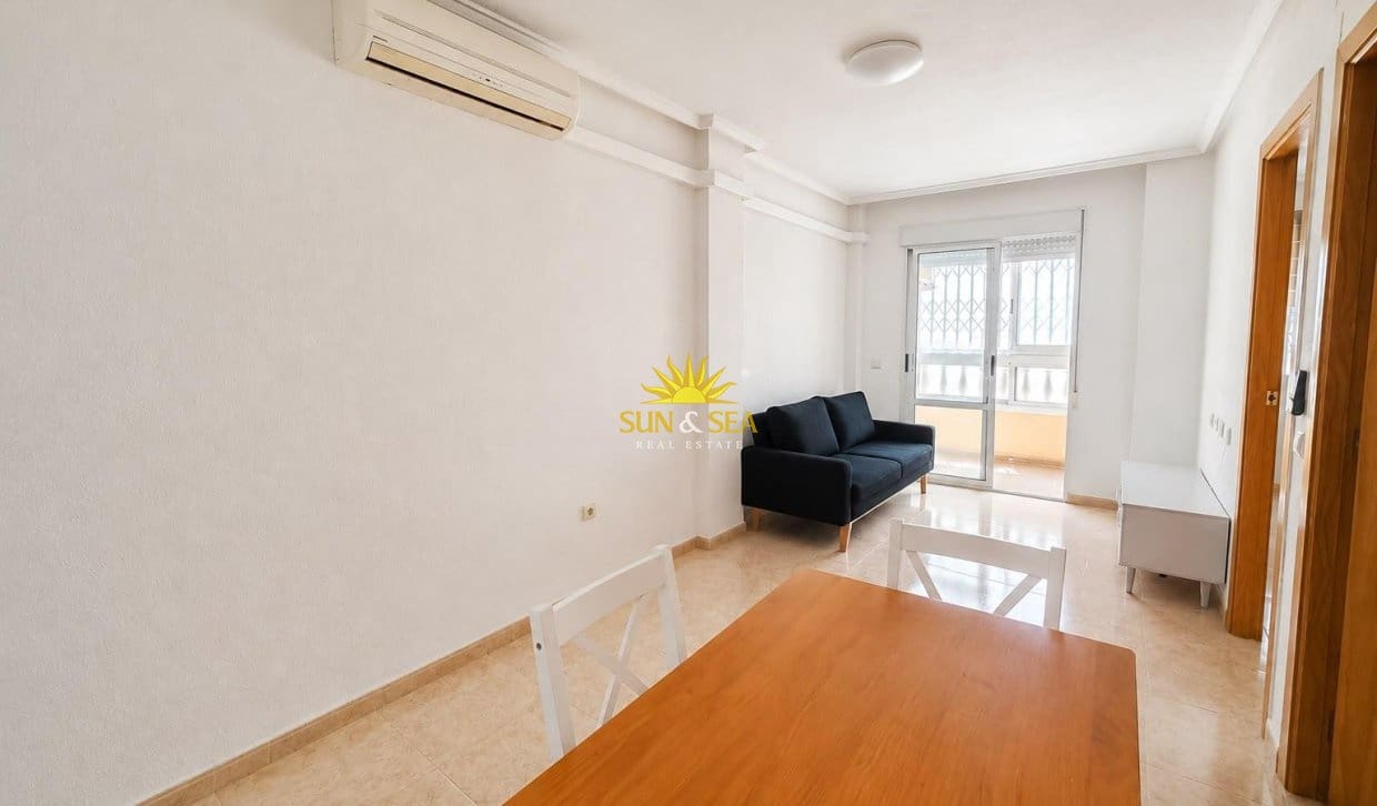 2 slaapkamer Appartement te huur in Torrevieja met zwembad - € 800 (Ref: 9948842)