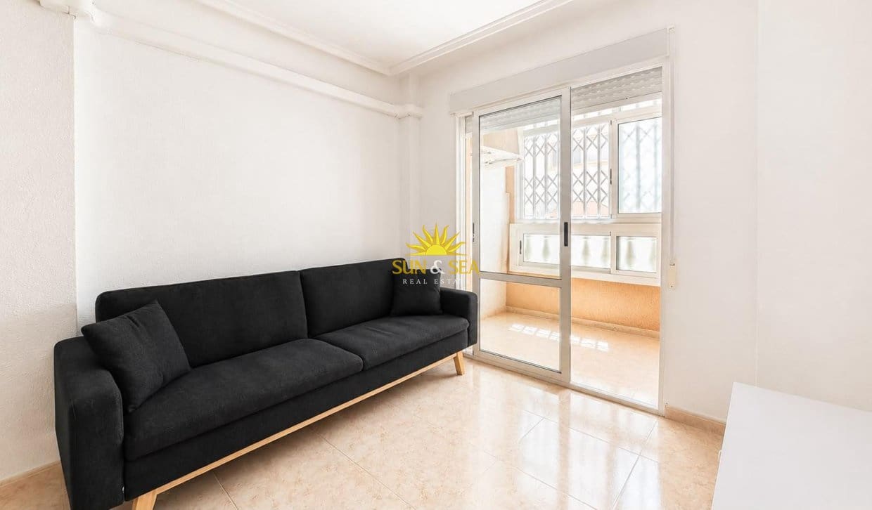 2 slaapkamer Appartement te huur in Torrevieja met zwembad - € 800 (Ref: 9948842)