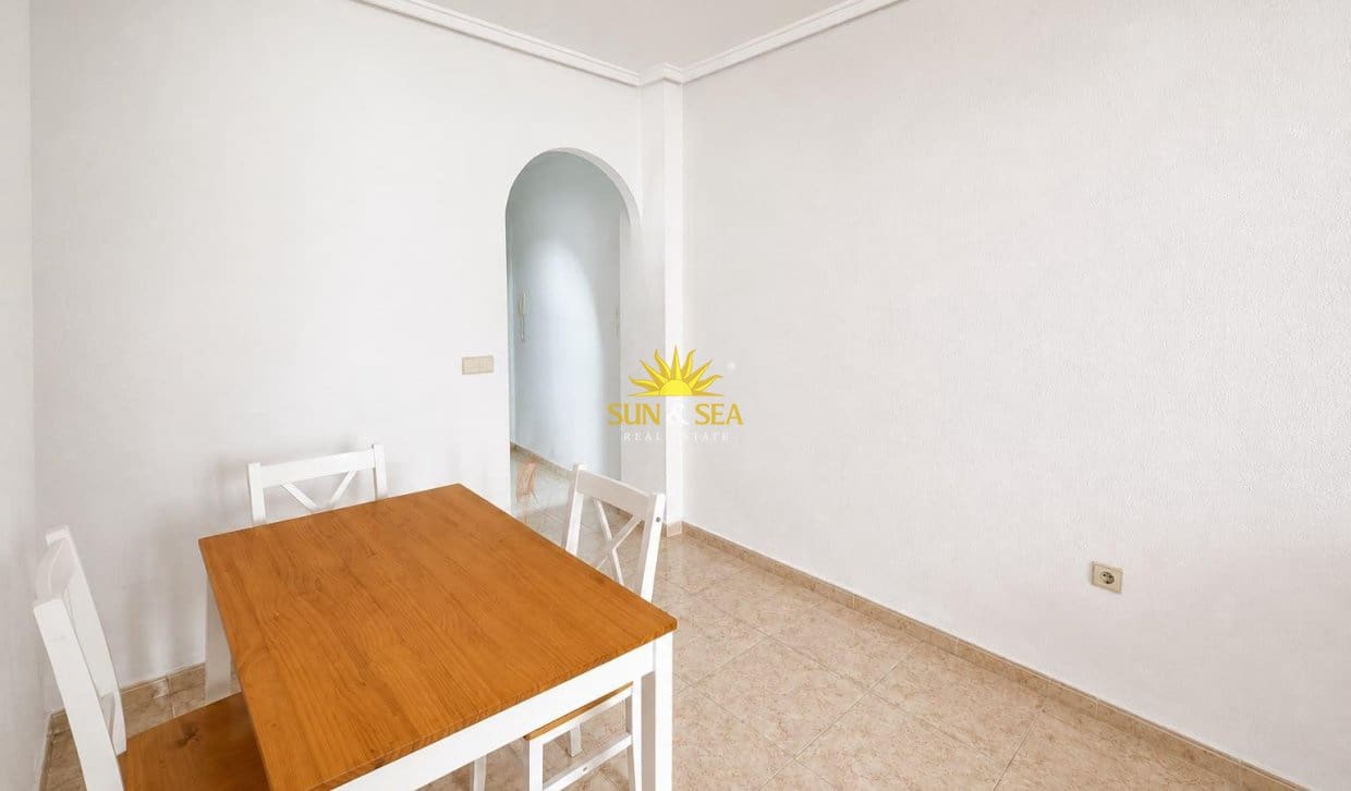 2 slaapkamer Appartement te huur in Torrevieja met zwembad - € 800 (Ref: 9948842)