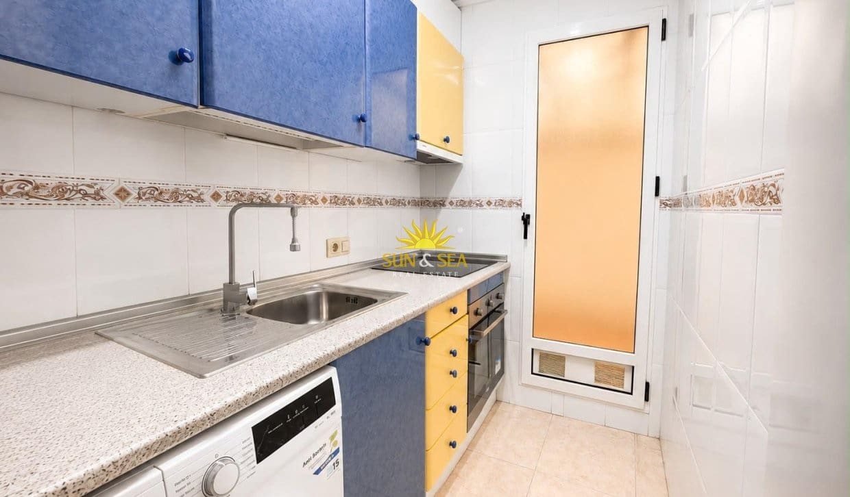 2 slaapkamer Appartement te huur in Torrevieja met zwembad - € 800 (Ref: 9948842)