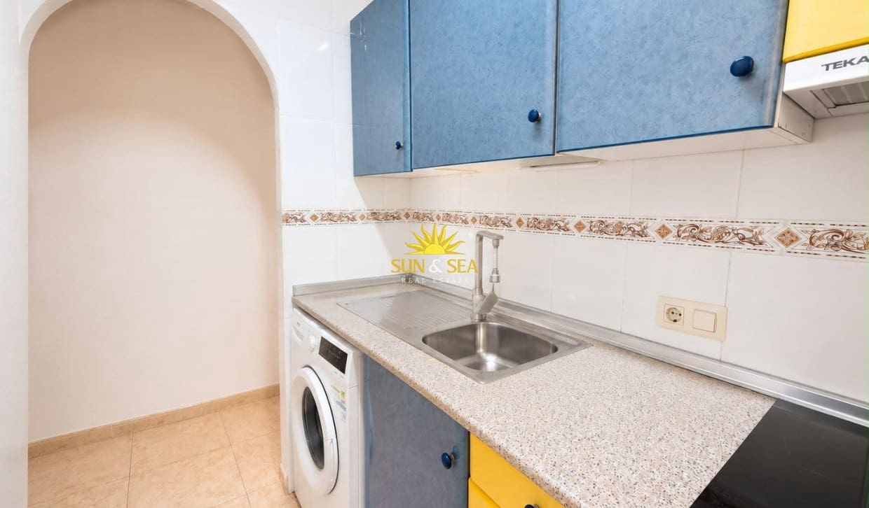 2 slaapkamer Appartement te huur in Torrevieja met zwembad - € 800 (Ref: 9948842)