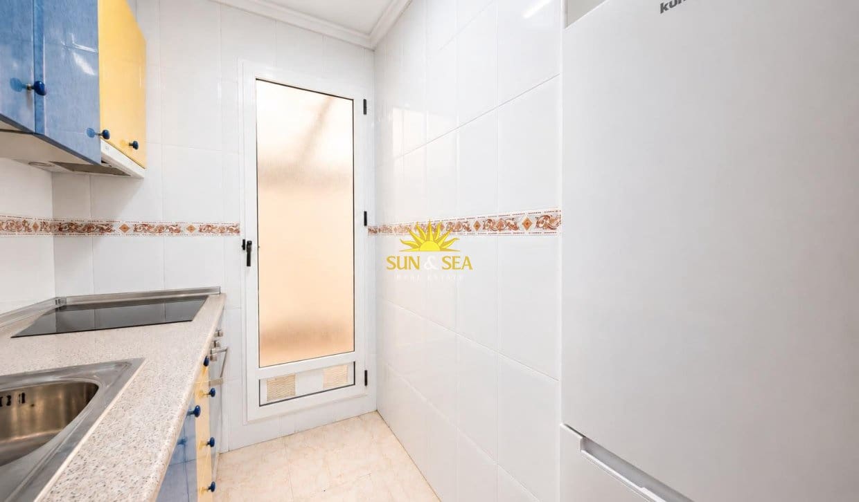 2 slaapkamer Appartement te huur in Torrevieja met zwembad - € 800 (Ref: 9948842)