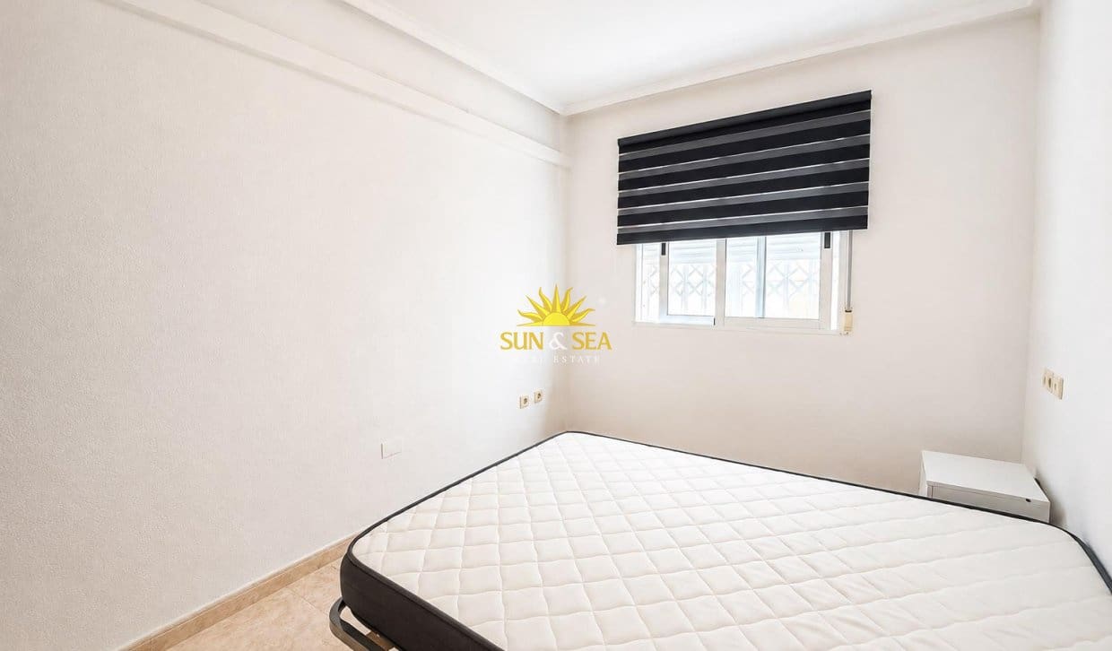 2 slaapkamer Appartement te huur in Torrevieja met zwembad - € 800 (Ref: 9948842)