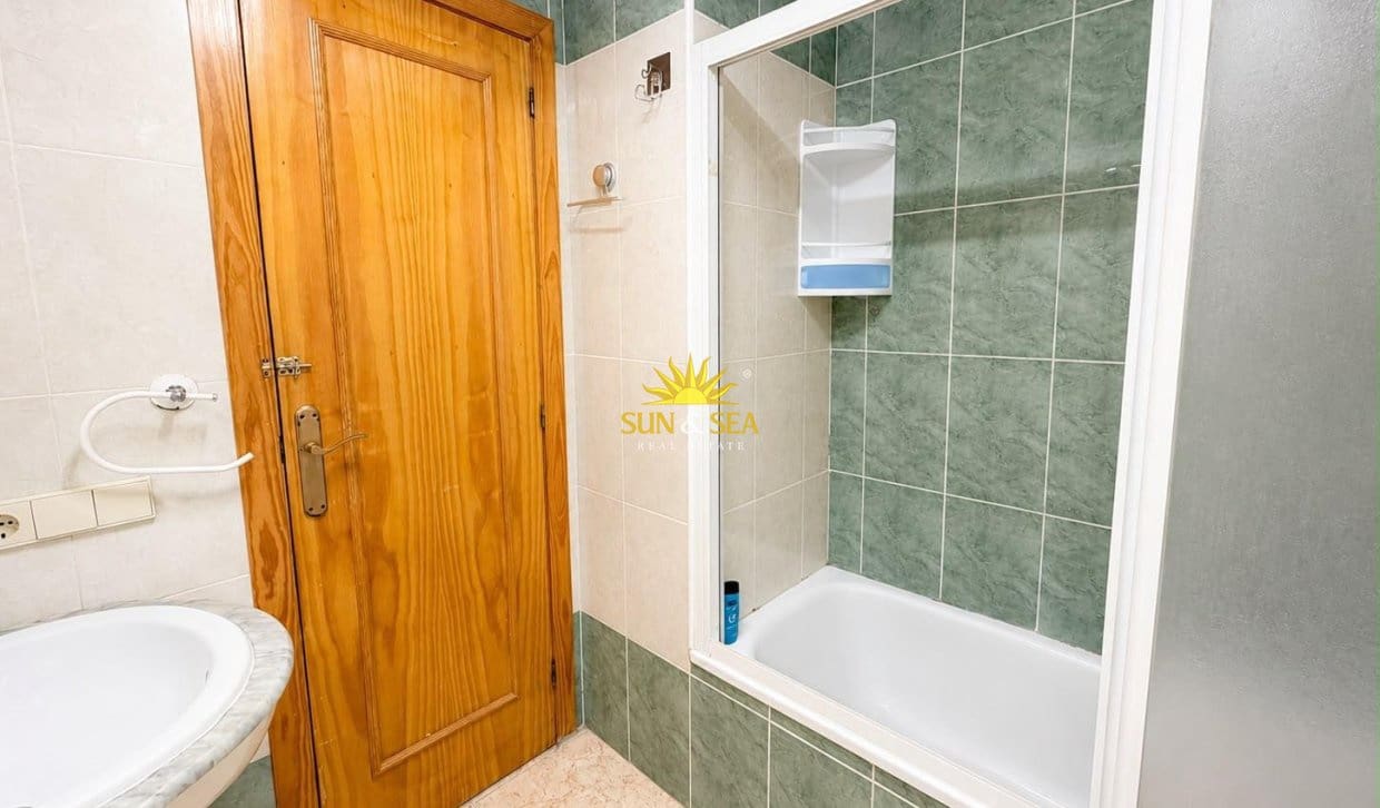 2 slaapkamer Appartement te huur in Torrevieja met zwembad - € 800 (Ref: 9948842)