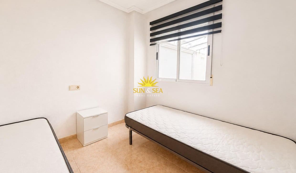 2 slaapkamer Appartement te huur in Torrevieja met zwembad - € 800 (Ref: 9948842)