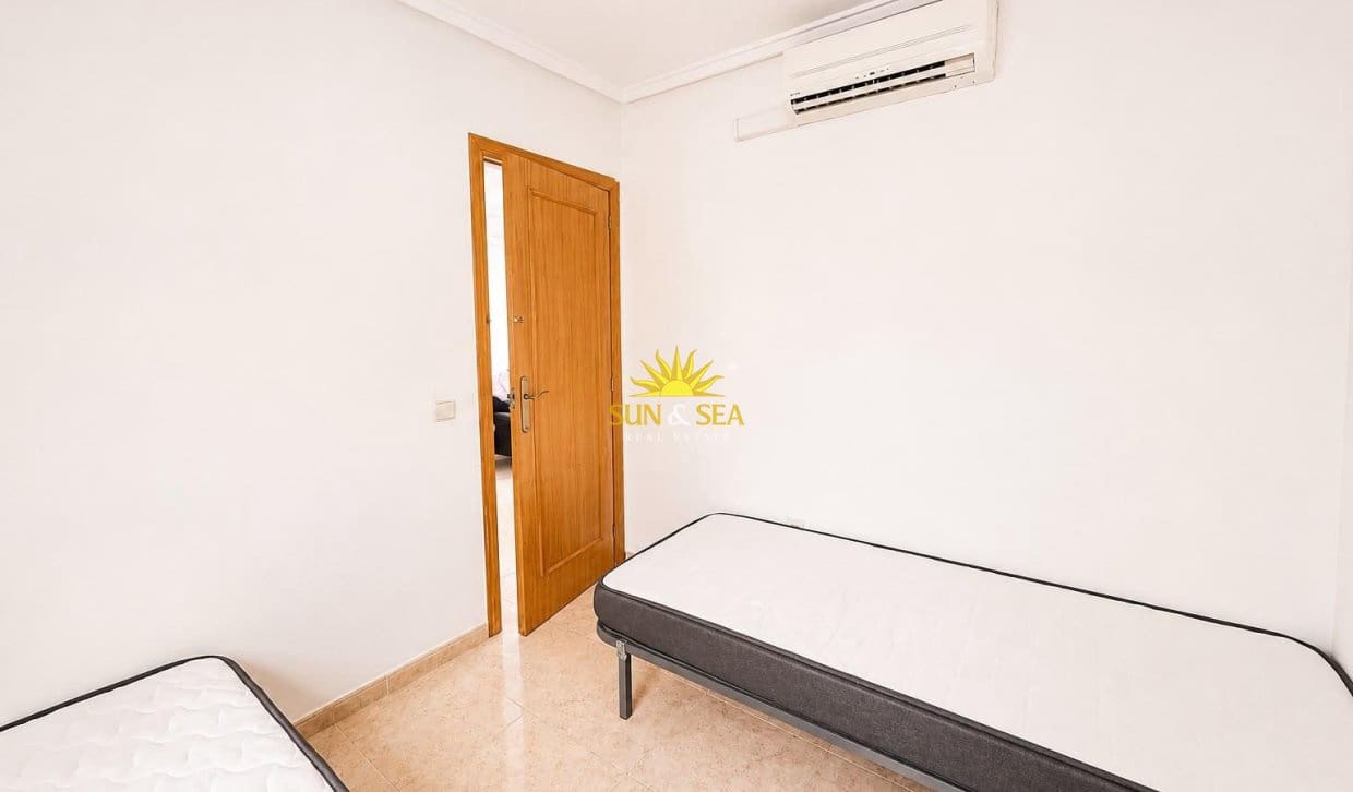 2 slaapkamer Appartement te huur in Torrevieja met zwembad - € 800 (Ref: 9948842)