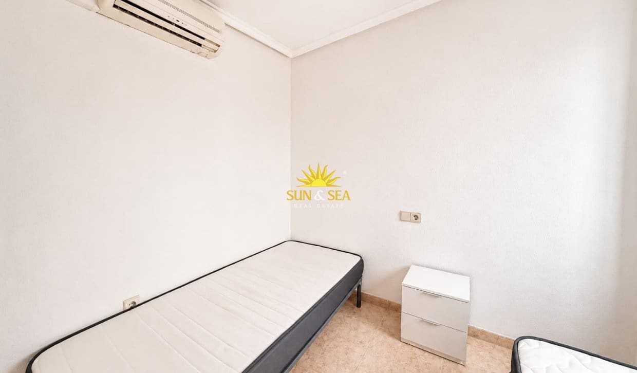 2 slaapkamer Appartement te huur in Torrevieja met zwembad - € 800 (Ref: 9948842)