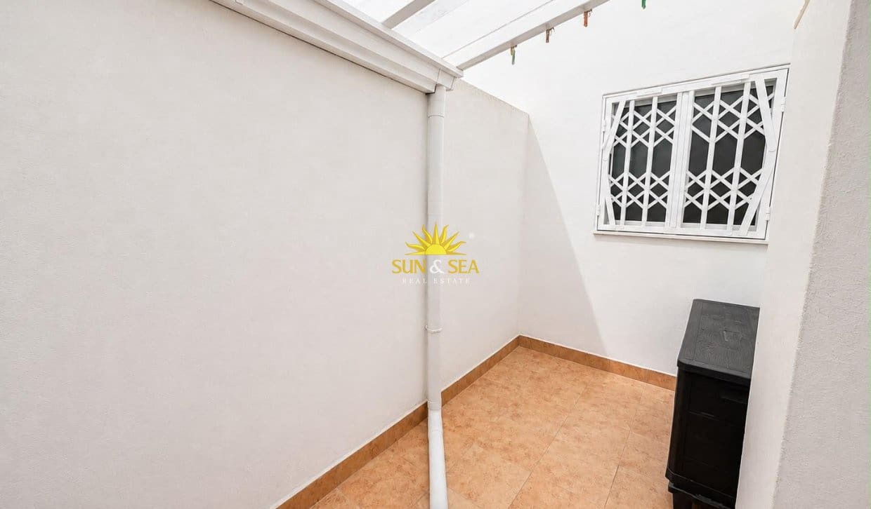2 slaapkamer Appartement te huur in Torrevieja met zwembad - € 800 (Ref: 9948842)