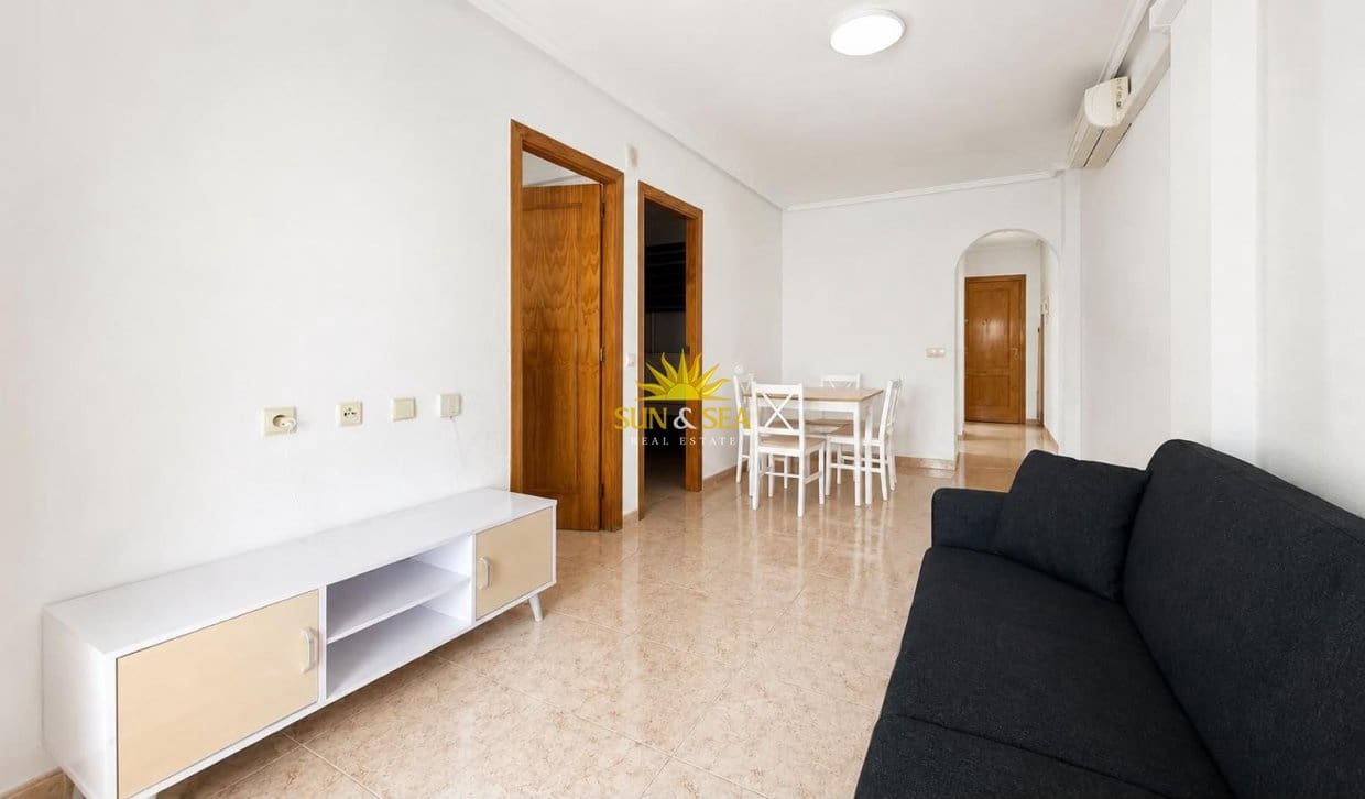 2 slaapkamer Appartement te huur in Torrevieja met zwembad - € 800 (Ref: 9948842)