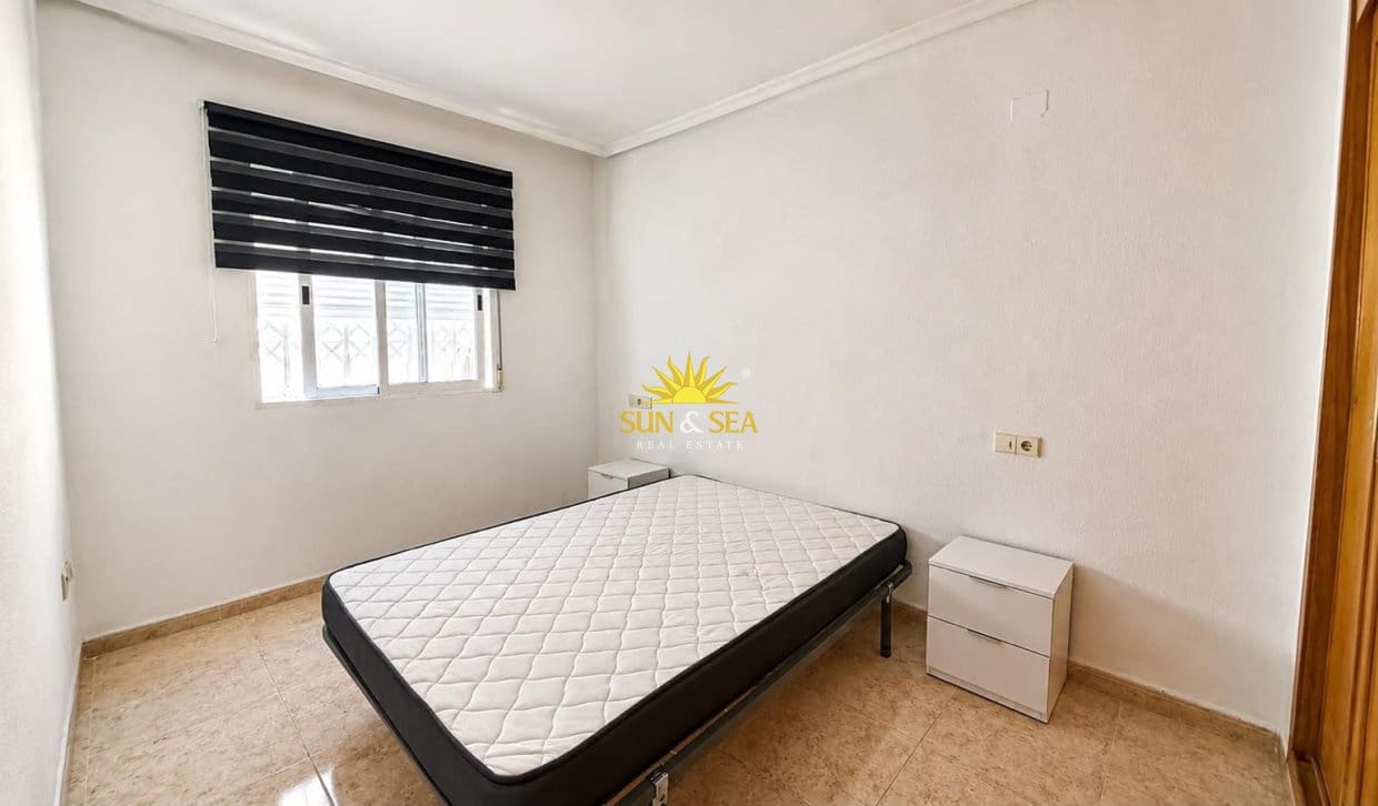 2 slaapkamer Appartement te huur in Torrevieja met zwembad - € 800 (Ref: 9948842)
