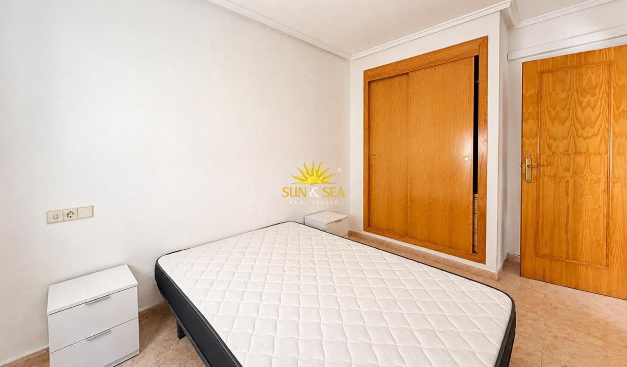 2 slaapkamer Appartement te huur in Torrevieja met zwembad - € 800 (Ref: 9948842)