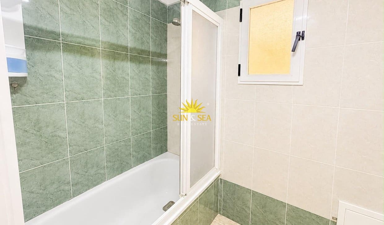 2 slaapkamer Appartement te huur in Torrevieja met zwembad - € 800 (Ref: 9948842)