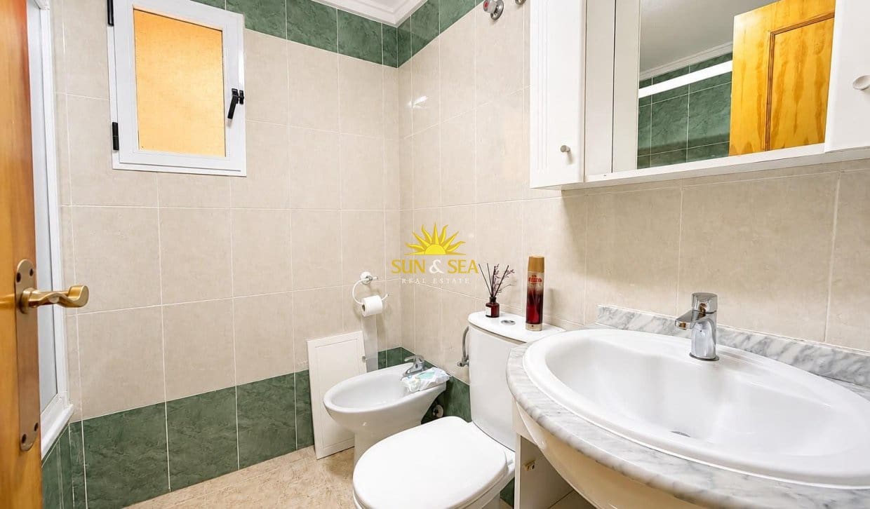 2 slaapkamer Appartement te huur in Torrevieja met zwembad - € 800 (Ref: 9948842)
