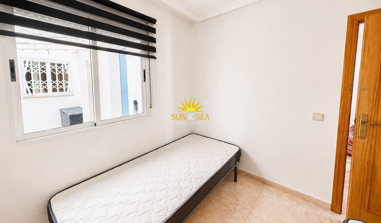 2 slaapkamer Appartement te huur in Torrevieja met zwembad - € 800 (Ref: 9948842)
