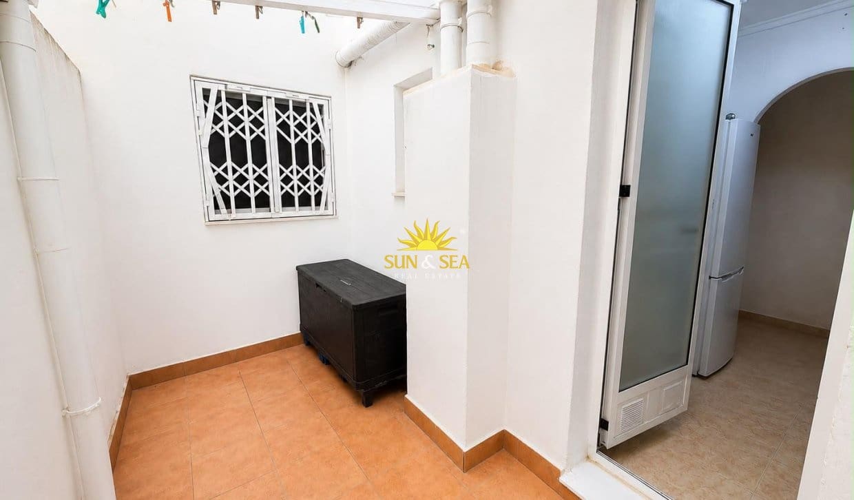 2 slaapkamer Appartement te huur in Torrevieja met zwembad - € 800 (Ref: 9948842)