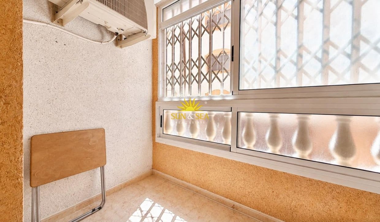 2 slaapkamer Appartement te huur in Torrevieja met zwembad - € 800 (Ref: 9948842)